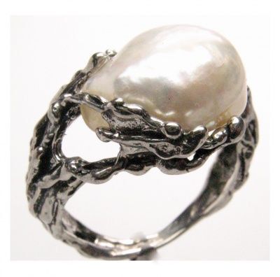 wedding pearl ring with asymmetric gemstone