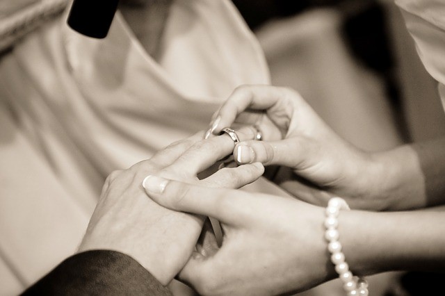 wedding guests wear pearls
