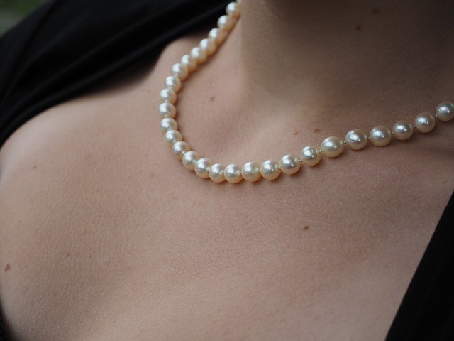 wedding guests pearls